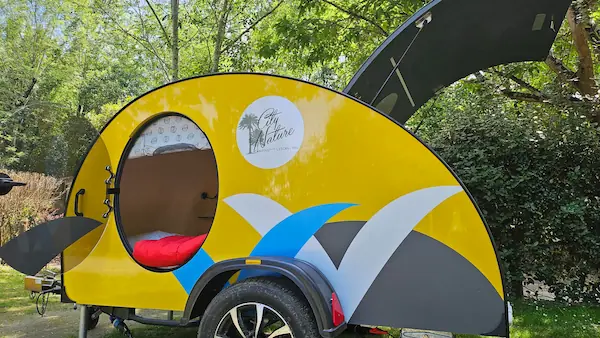 Cosy Life : vue extérieure avec cuisine ouverte.