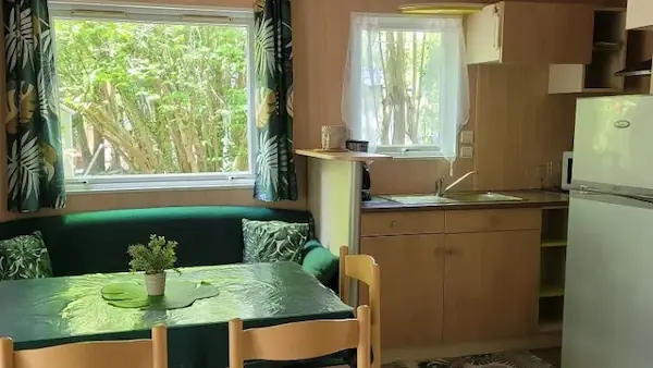 Cottage 2 chambres : pièce à vivre avec cuisine.