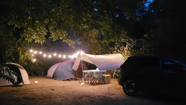 Emplacement : tente.