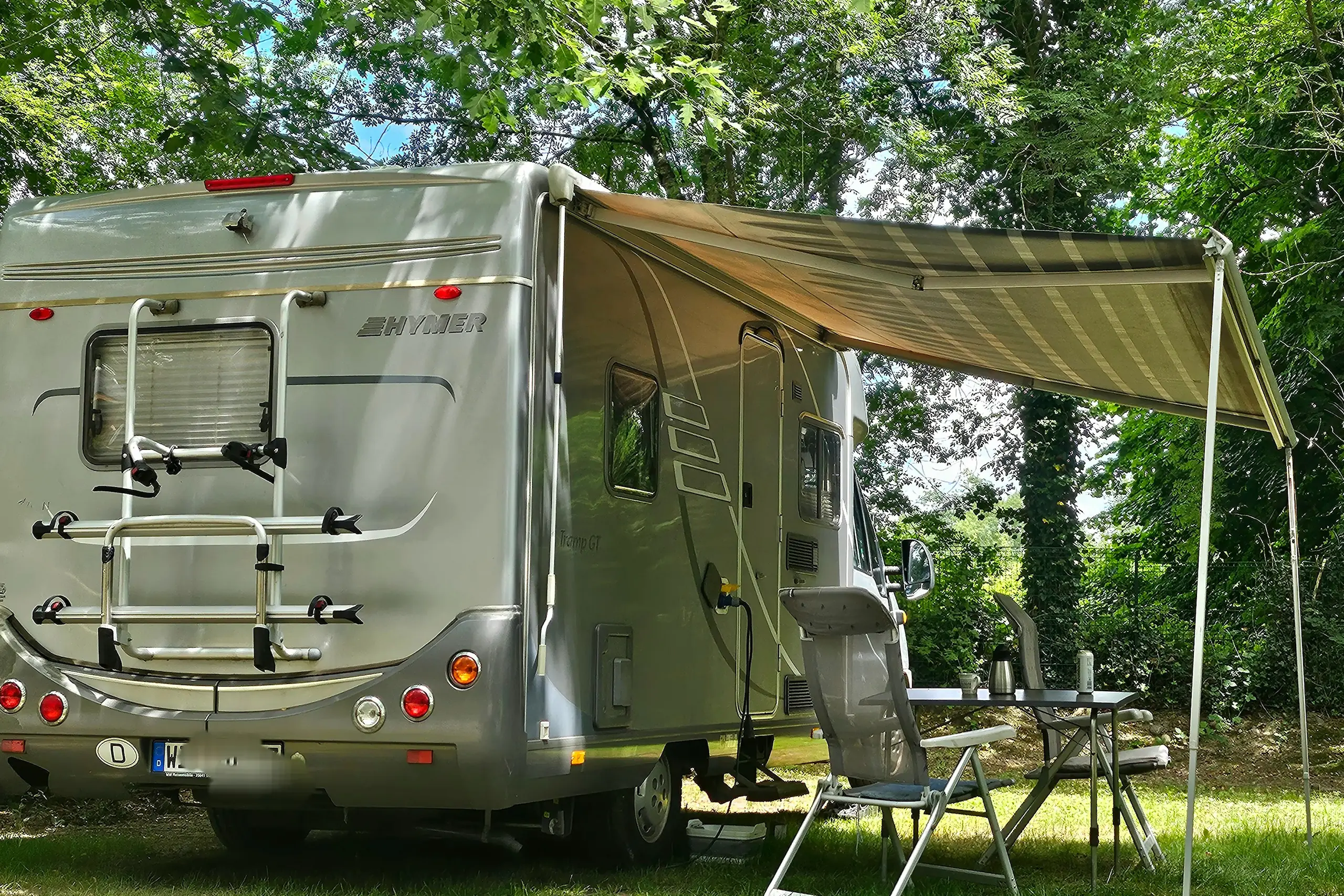 Vue emplacement avec camping-car.