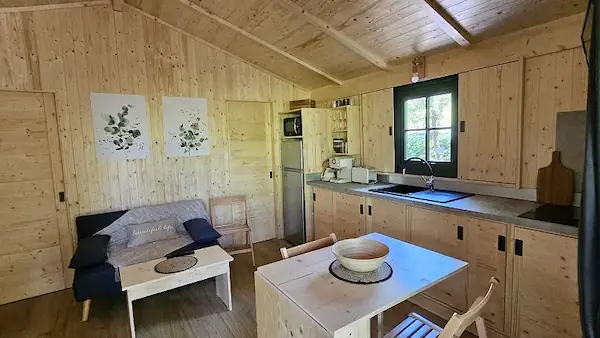 Nature & Spa 2 chambres : pièce à vivre avec cuisine.