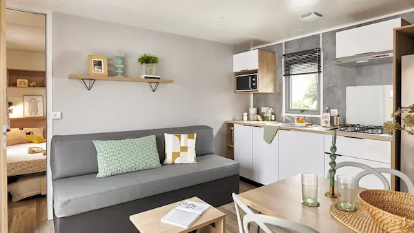 Premium 2 chambres : pièce à vivre avec cuisine.