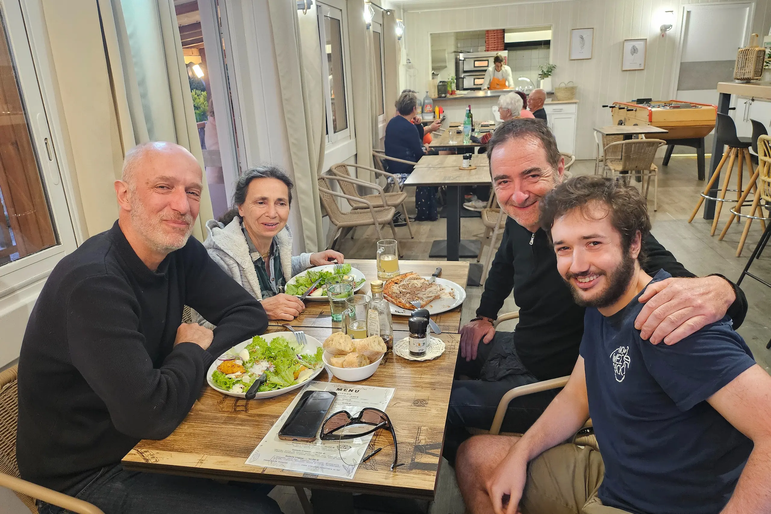 Table à l'intérieur du restaurant.