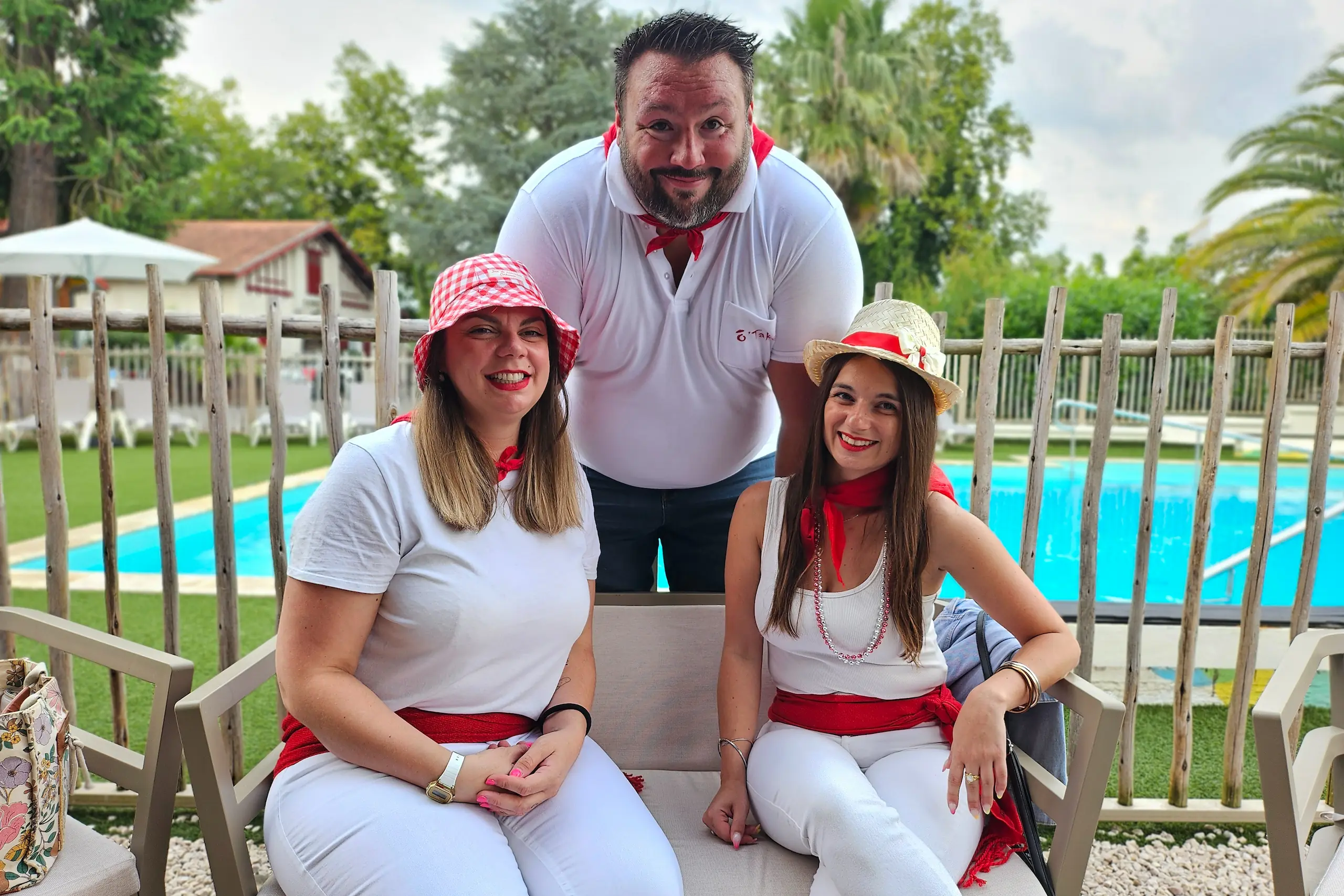 Canapé de la terasse avec piscine.